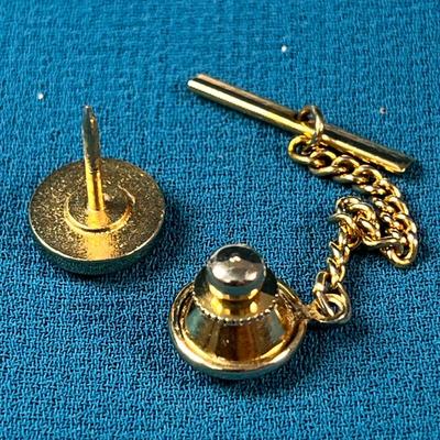 INSET TINY TIGER EYE IN GOLD TONE METAL TIE TACK