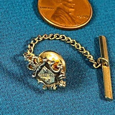 FANCY HERALDIC BLACK AND GOLD TONE METAL TIE TACK