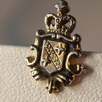 FANCY HERALDIC BLACK AND GOLD TONE METAL TIE TACK
