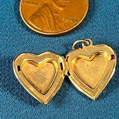 LOVELY ENAMELED HEART SHAPED GOLD TONE LOCKET PENDANT 
