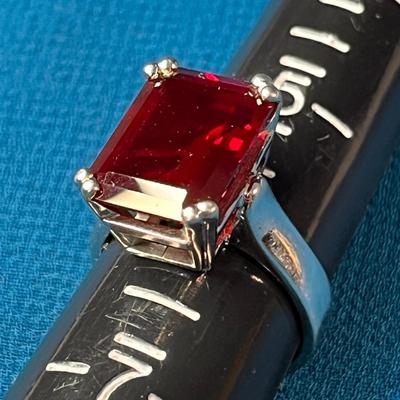 BEAUTIFUL EMERALD CUT DEEP RED GLASS STONE IN SILVER TONE SETTING RING