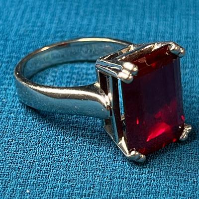 BEAUTIFUL EMERALD CUT DEEP RED GLASS STONE IN SILVER TONE SETTING RING
