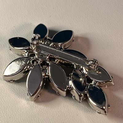 MARQUIS SHAPED BLACK, CLEAR GLASS STONES FLORAL DESIGN PIN BROOCH