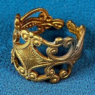 VINTAGE FANCY OPENWORK BRASS RING WITH NICE DETAIL ADJUSTABLE