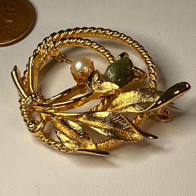 VINTAGE REAL PEARL, POLISHED GREEN STONE LEAFY ROUND PIN SARAH COVENTRY