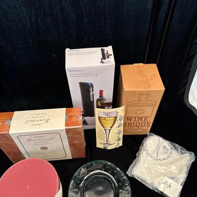 Brookstone Automatic Wine Opener, William Sonoma Appetizer Plates, & More Wine Acessories (K-KL)