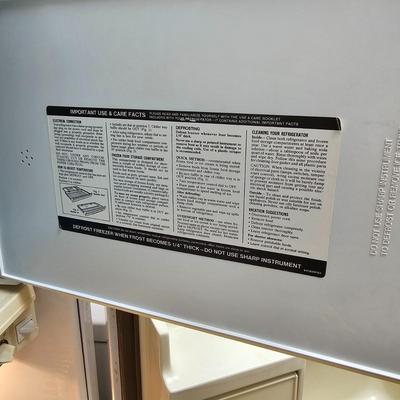 G.E. 10.6 Cubic Foot Refrigerator/Freezer  (BK-JS)