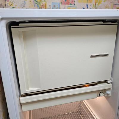 G.E. 10.6 Cubic Foot Refrigerator/Freezer  (BK-JS)