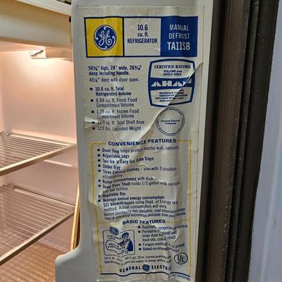G.E. 10.6 Cubic Foot Refrigerator/Freezer  (BK-JS)