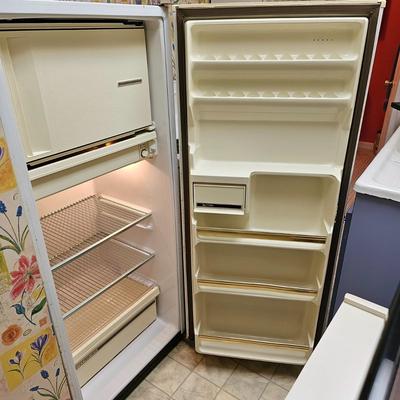 G.E. 10.6 Cubic Foot Refrigerator/Freezer  (BK-JS)