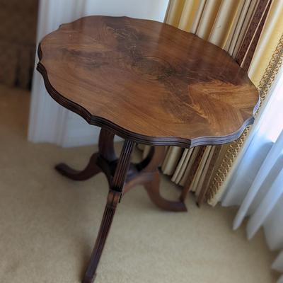 Sweet Mahogany Tripod Table