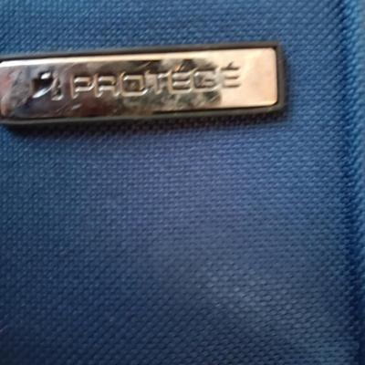 ProtÃ©gÃ© Suitcase
