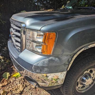2007 GMC 25HD Crew Cab Pickup Truck with Topper