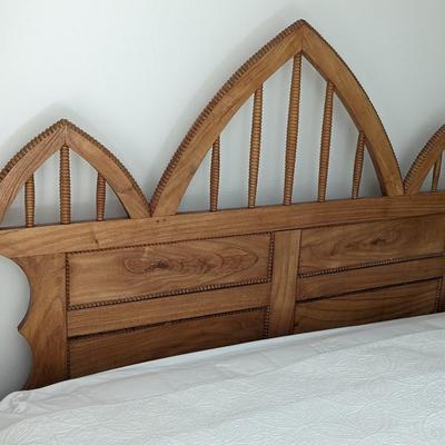 Incredible Spindle/Bobbin Beechnut(?) Queen Verlo Bed, Quality Bedding Incl