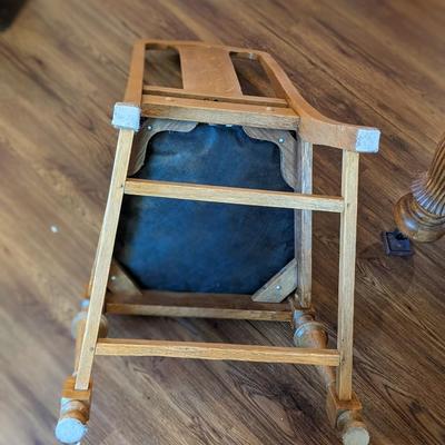 Solid Oak Dining Table (2 leaves) and 4 Chairs