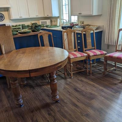 Solid Oak Dining Table (2 leaves) and 4 Chairs