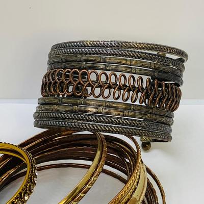 LOT 34: Bracelet Collection