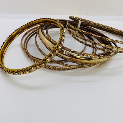 LOT 34: Bracelet Collection