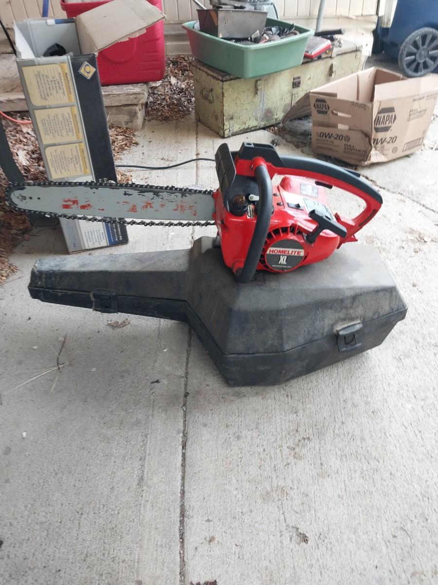 HOMELITE XL CHAINSAW WITH CARRY CASE