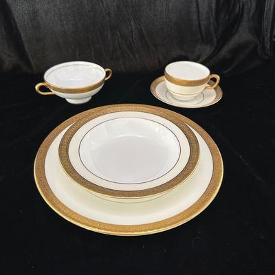 Buckingham â€˜Mintonâ€™ Fine Bone China Five Place Setting (DR-KL)