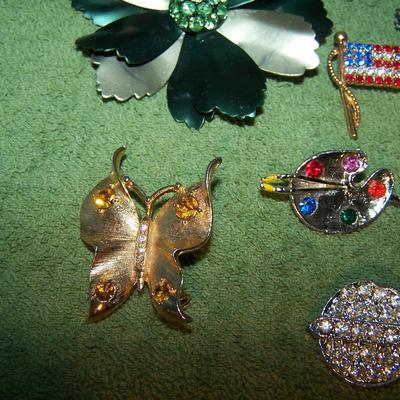 LOT 8  GREAT VINTAGE NOVELTY PINS