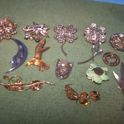LOT 24  FABULOUS VINTAGE PINS MANY SIGNED