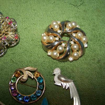 LOT 24  FABULOUS VINTAGE PINS MANY SIGNED