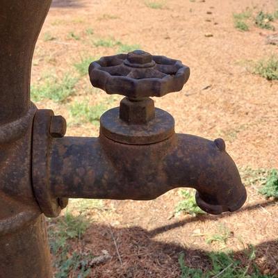 LARGE IRON HAND WATER PUMP