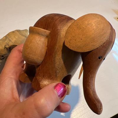 Elephants figures toothpick holder