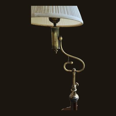TRADITIONAL STYLE BRASS FLOOR LAMP