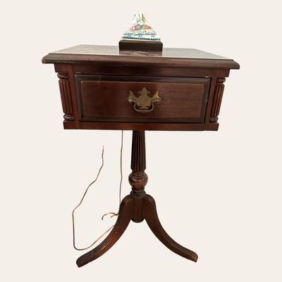 SHERATON STYLE END TABLE WITH MAHOGANY FINISH