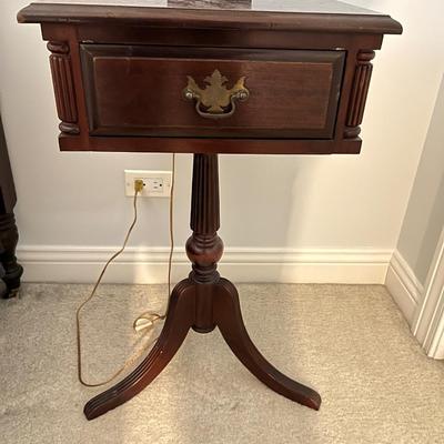 SHERATON STYLE END TABLE WITH MAHOGANY FINISH