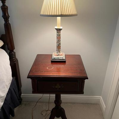 SHERATON STYLE END TABLE WITH MAHOGANY FINISH