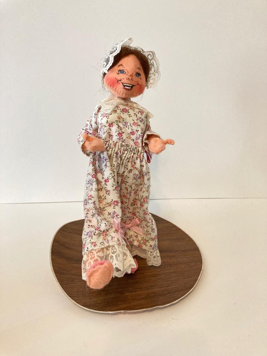 lot-96c-annalee-dolls-a-christmas-carol-bob-and-martha-cratchet-estatesales