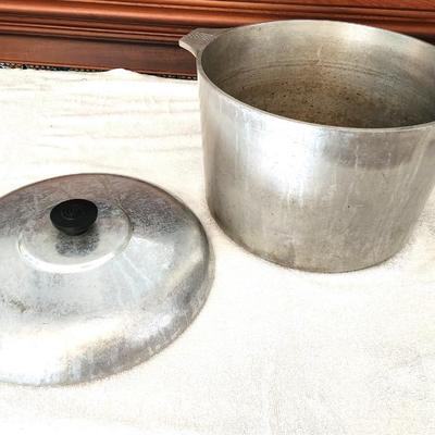 Lot #121  12 Quart Magnalite Pot with Lid