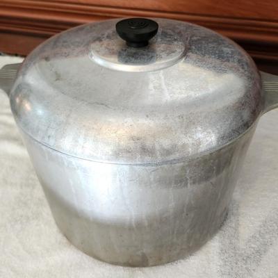 Lot #121  12 Quart Magnalite Pot with Lid
