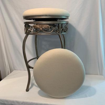 Hillsdale Ornate Stool with Mirror & Clock (LR-HS)