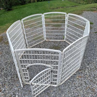 Freestanding Fence with Dog Door (FP-HS)