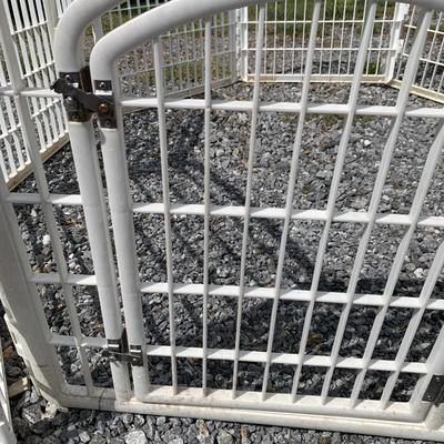 Freestanding Fence with Dog Door (FP-HS)