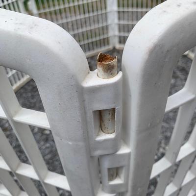 Freestanding Fence with Dog Door (FP-HS)