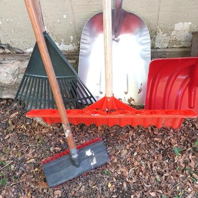 SNOWSHOVAL=LONG HANDELED AXE-SHOVELS-LRAF RAKE AND MORE
