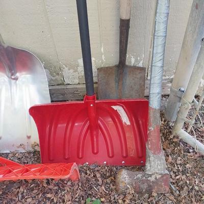 SNOWSHOVAL=LONG HANDELED AXE-SHOVELS-LRAF RAKE AND MORE