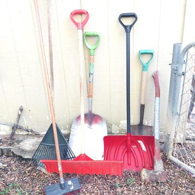 SNOWSHOVAL=LONG HANDELED AXE-SHOVELS-LRAF RAKE AND MORE
