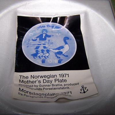 LOT 67 LOVELY COLLECTABLE PORSGRUND 1970-71 PLATES