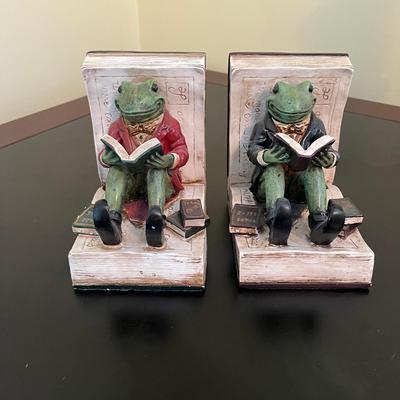 'Toads Escape' Kenneth Grahame Bookends with Unique Wooden Candleholder (O-MG)