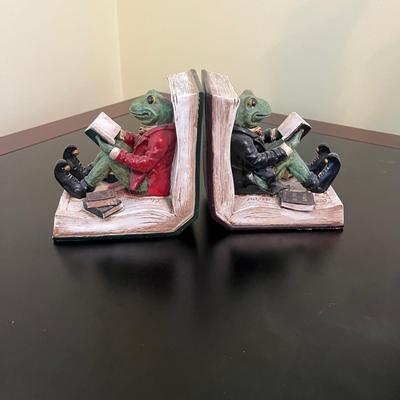 'Toads Escape' Kenneth Grahame Bookends with Unique Wooden Candleholder (O-MG)