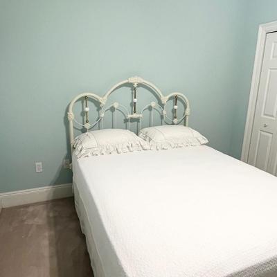 Queen Size White Metal & Brass Bed ~ Includes STEARNS & FOSTER Queen Mattress & Box Spring
