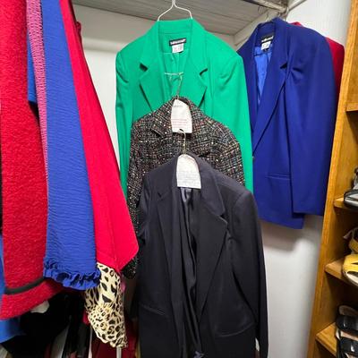 Ladies Casual & Dressy Size M/L Tops & Skirts Plus Wool Blazers (O-RG)