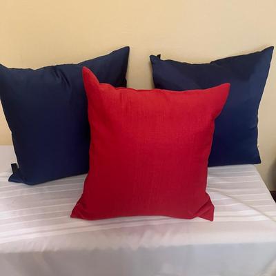 Ottoman & Accent Pillows (LR-MG)