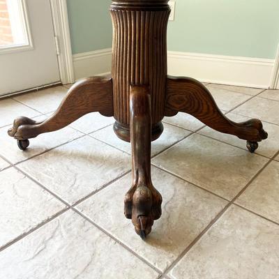 Solid Oak Pedestal Dining Room Table With Claw Feet ~ *Read Details